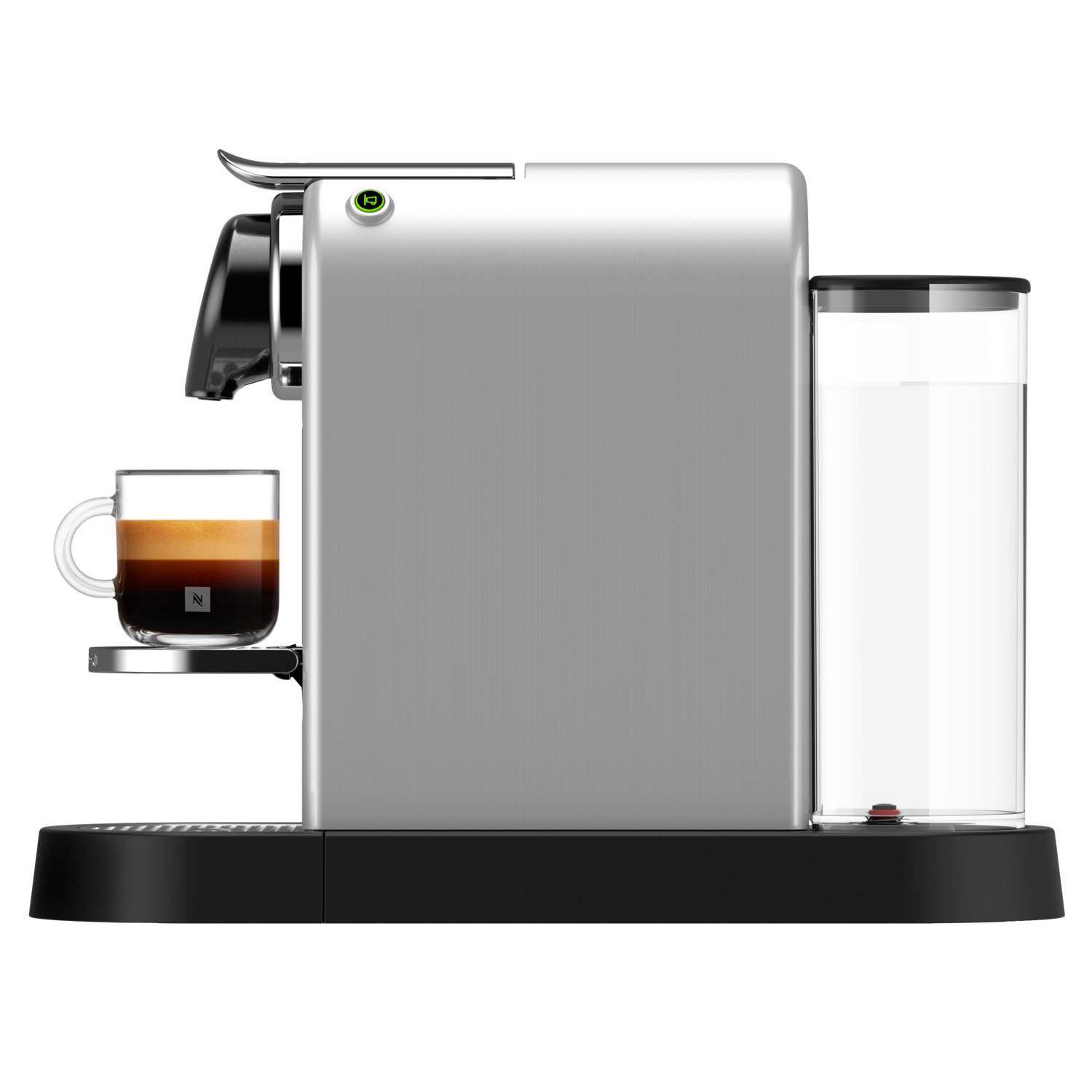 Zilveren Nespresso machine met een glas koffie. Heeft een watertank aan de zijkant.