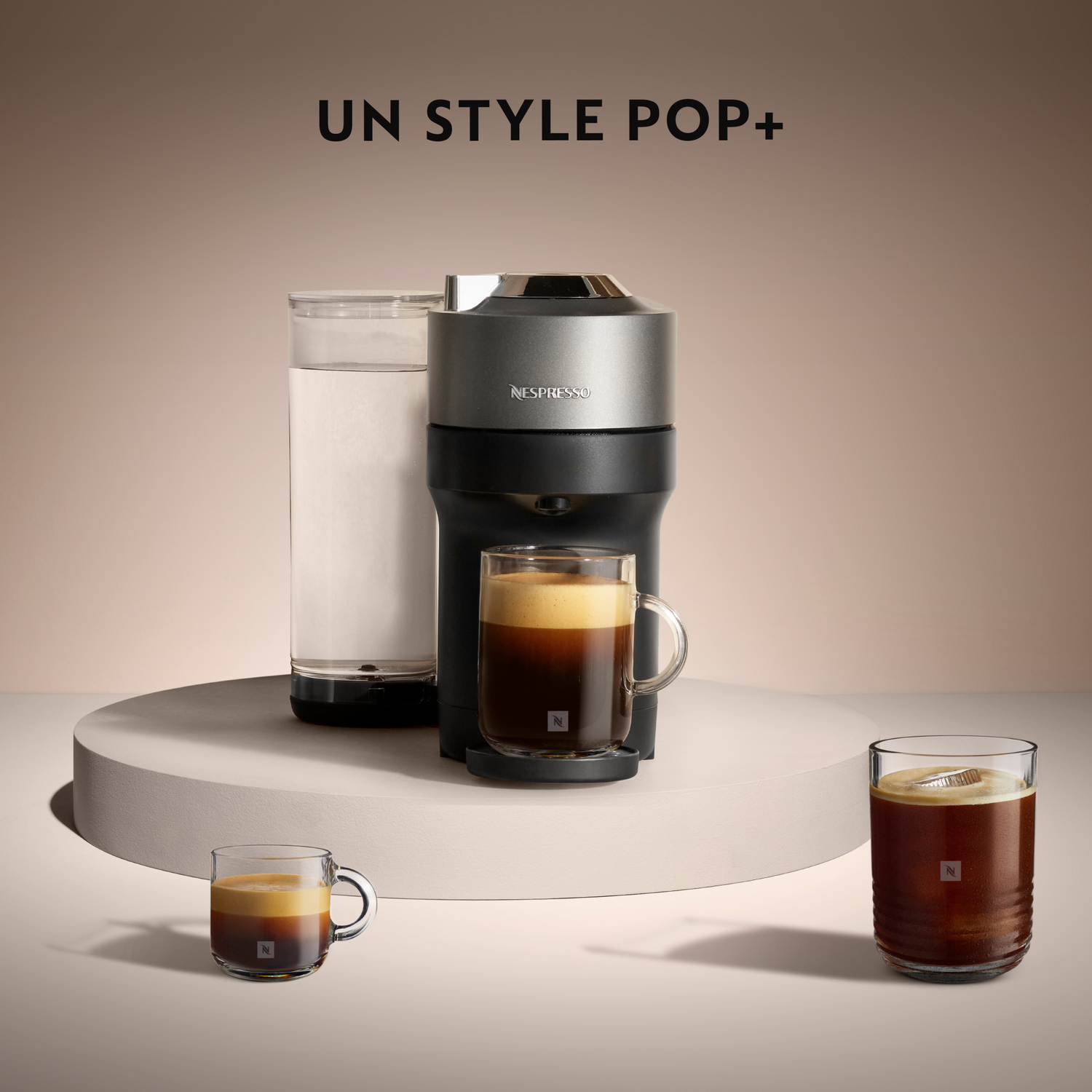 La même scène qu'avant, avec la machine à café, les tasses et le texte modifiés.