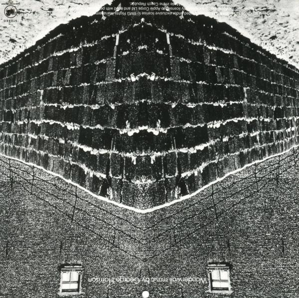 Albumcover: Schwarz-Weiß-Foto einer Backsteinmauer, am unteren Rand gespiegelt. Die Worte 'Wonderwall music' erscheinen.