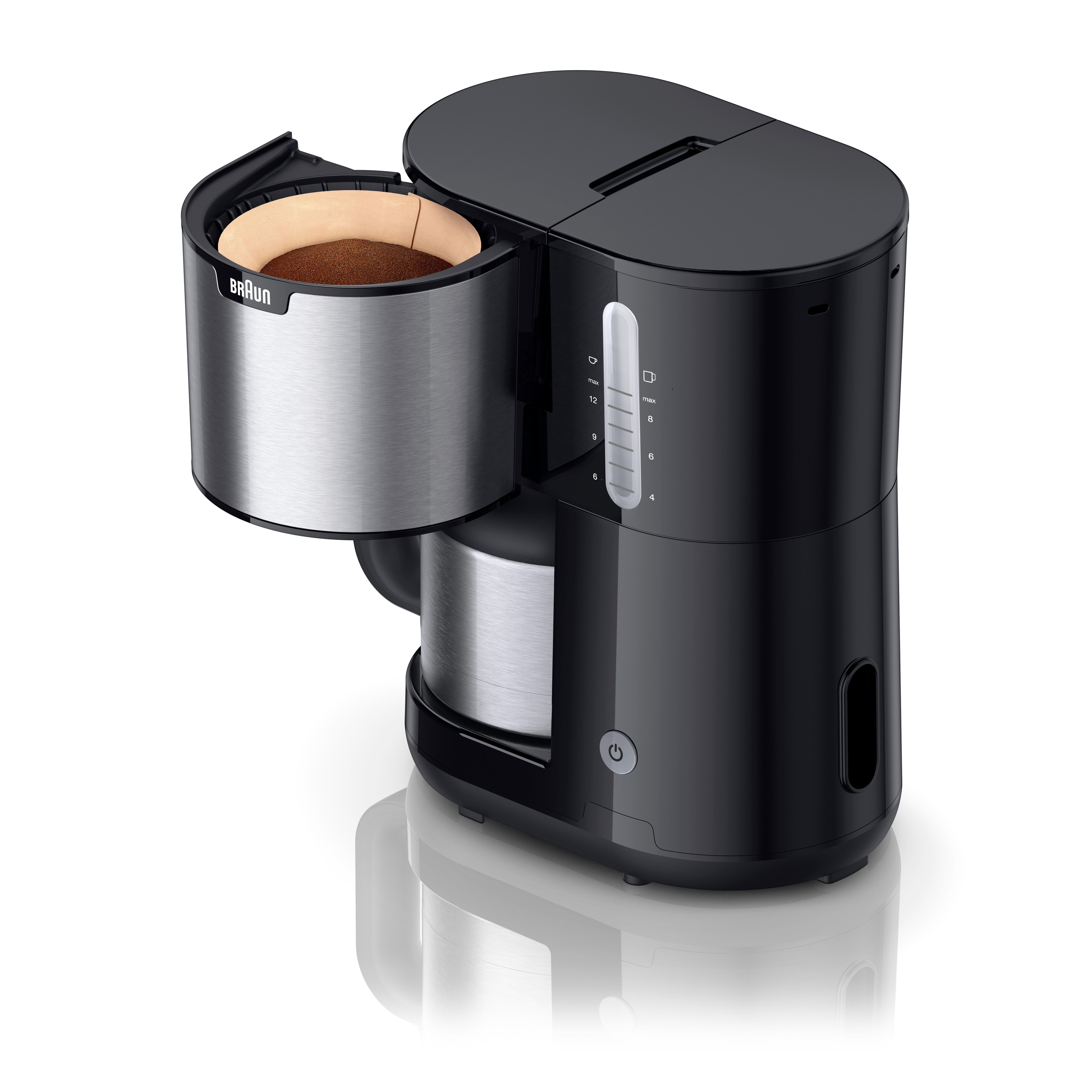 Kaffeemaschine mit geöffnetem Filterkorb, Kaffeepulver sichtbar.