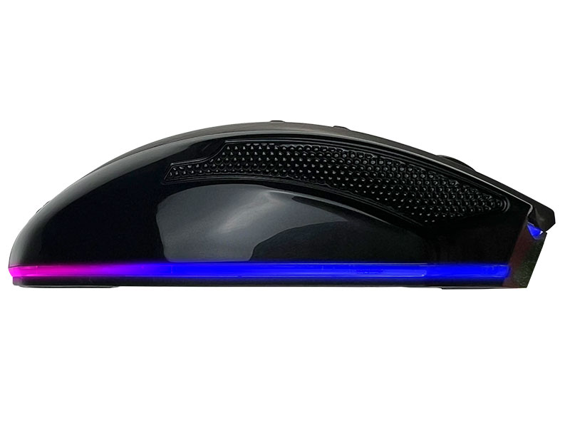 Czarna mysz do gier z podświetlanymi niebieskimi i fioletowymi bokami.
