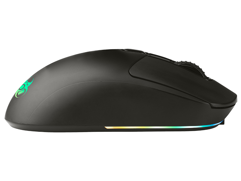 Czarna mysz gamingowa z kółkiem i wielokolorowym paskiem świetlnym. Białe tło.