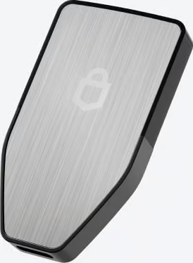 Appareil en métal argenté avec cadre noir. Design en forme de bouclier avec icône de cadenas.