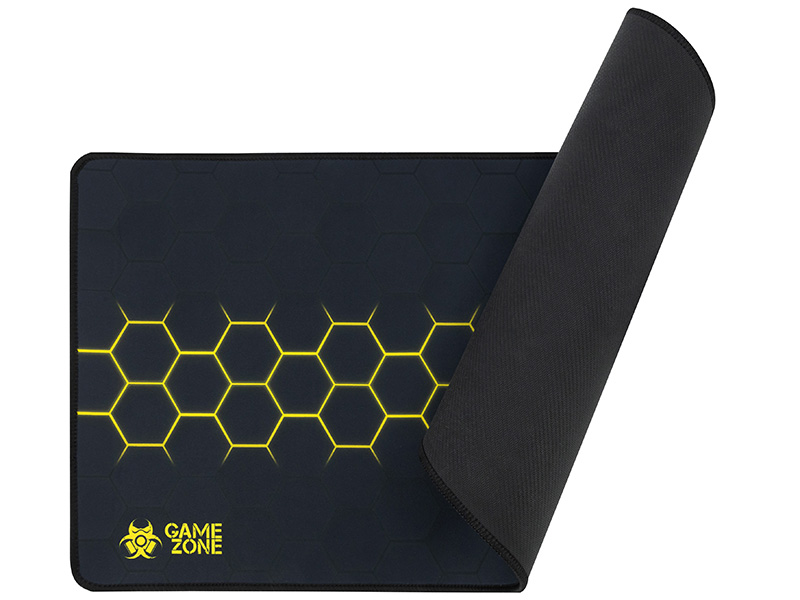 Czarna podkładka pod mysz gamingową z żółtym wzorem, jeden bok uniesiony. Białe tło.