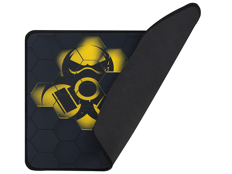 Podkładka pod mysz dla graczy. Podkładka jest odwrócona, ukazując czarną tkaninę od spodu. Białe tło.