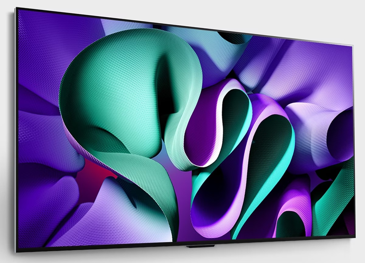 Duży ekran telewizora wyświetla abstrakcyjne, wirujące kształty w kolorach turkusowym, fioletowym i białym.