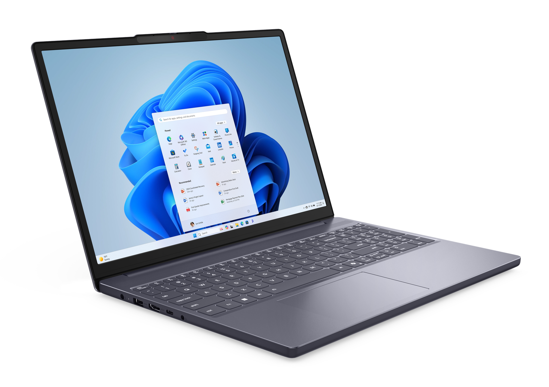 Szary laptop Lenovo, otwarty, pokazujący interfejs Windows 11. Czarne tło. Widok z boku.