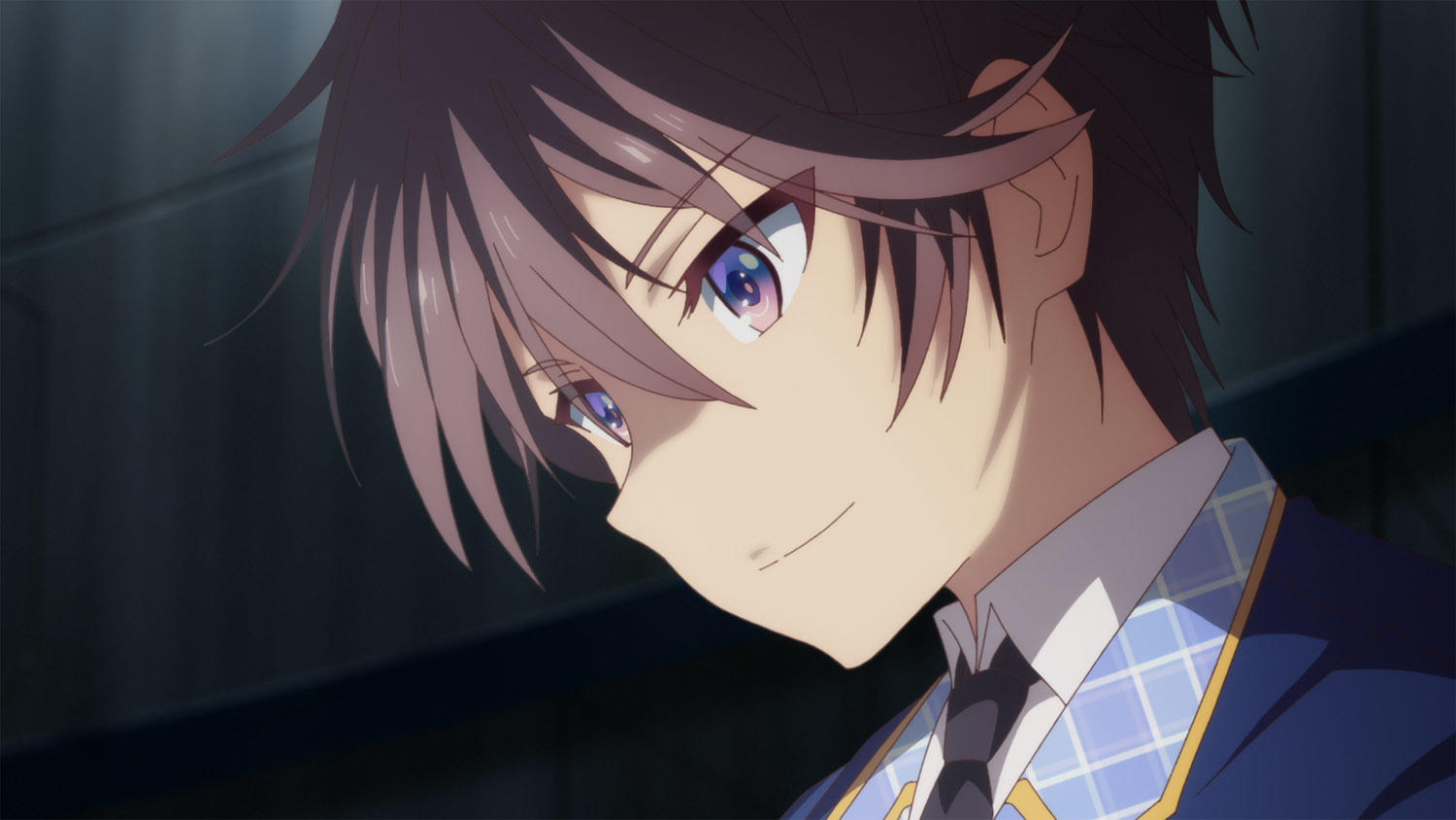 Anime-Junge mit lila Augen, lächelnd. Dunkler Hintergrund mit Licht im Gesicht.