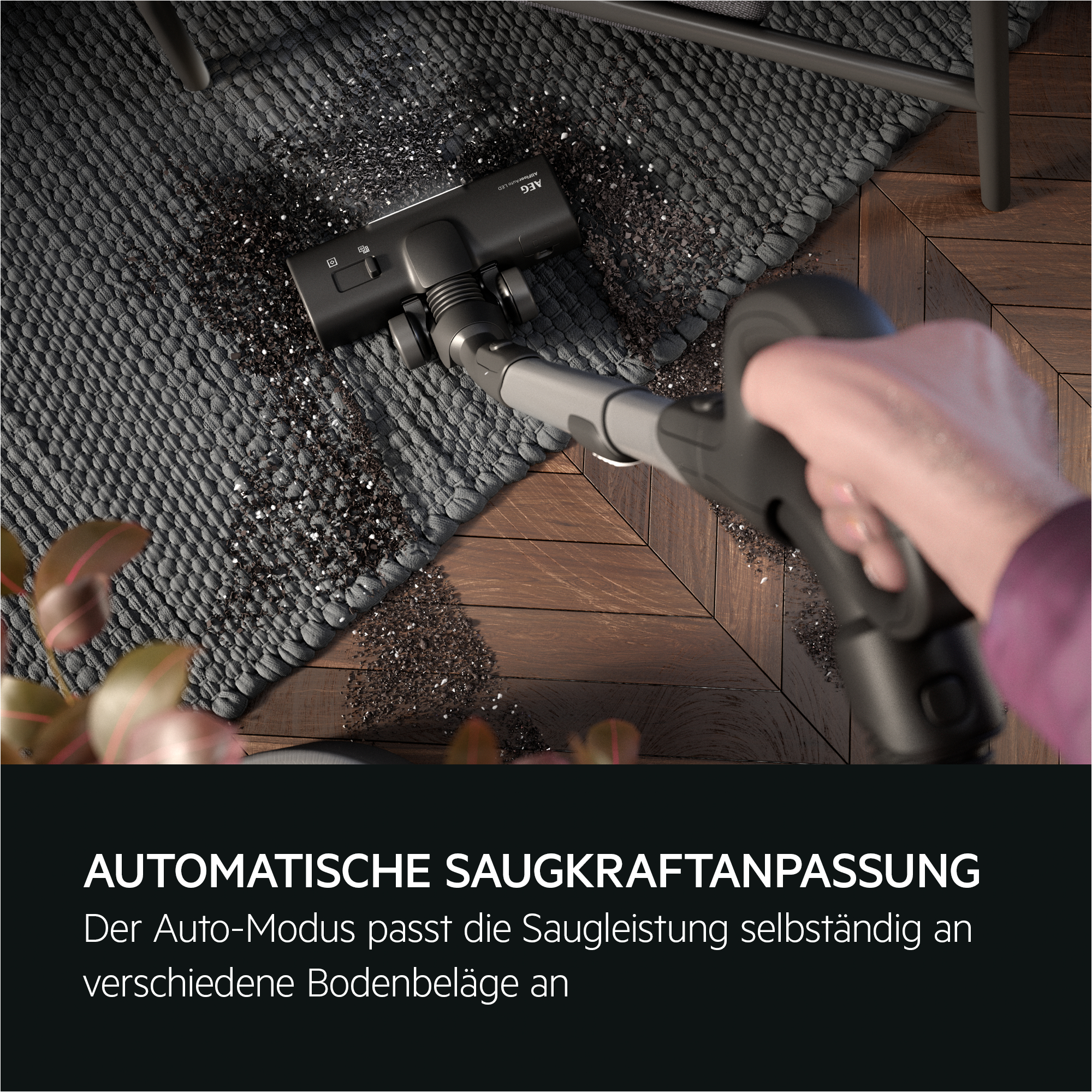 Staubsauger in Gebrauch. Text: Automatische Saugkraftanpassung.