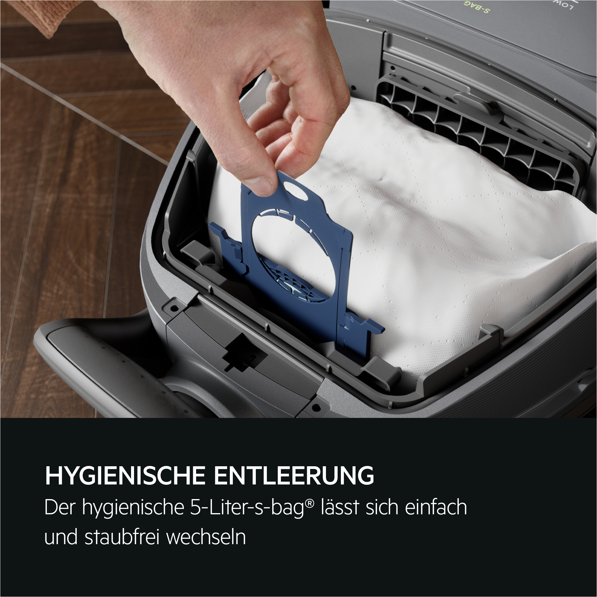 Austausch eines Staubsaugerbeutels. Text: Hygenische Entleerung.