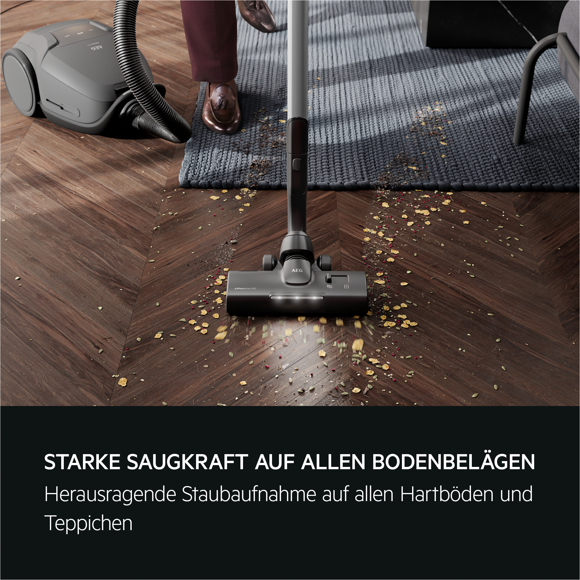 Staubsauger in Gebrauch auf einem Boden. Text: Starke Saugkraft auf allen Böden.
