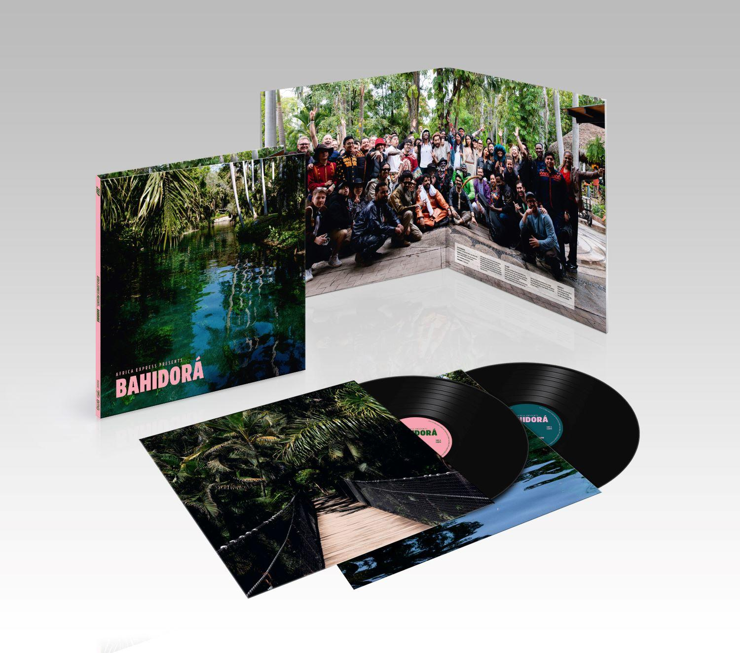 Albumcover mit Gruppenfoto, zwei Vinyl-Schallplatten sichtbar.