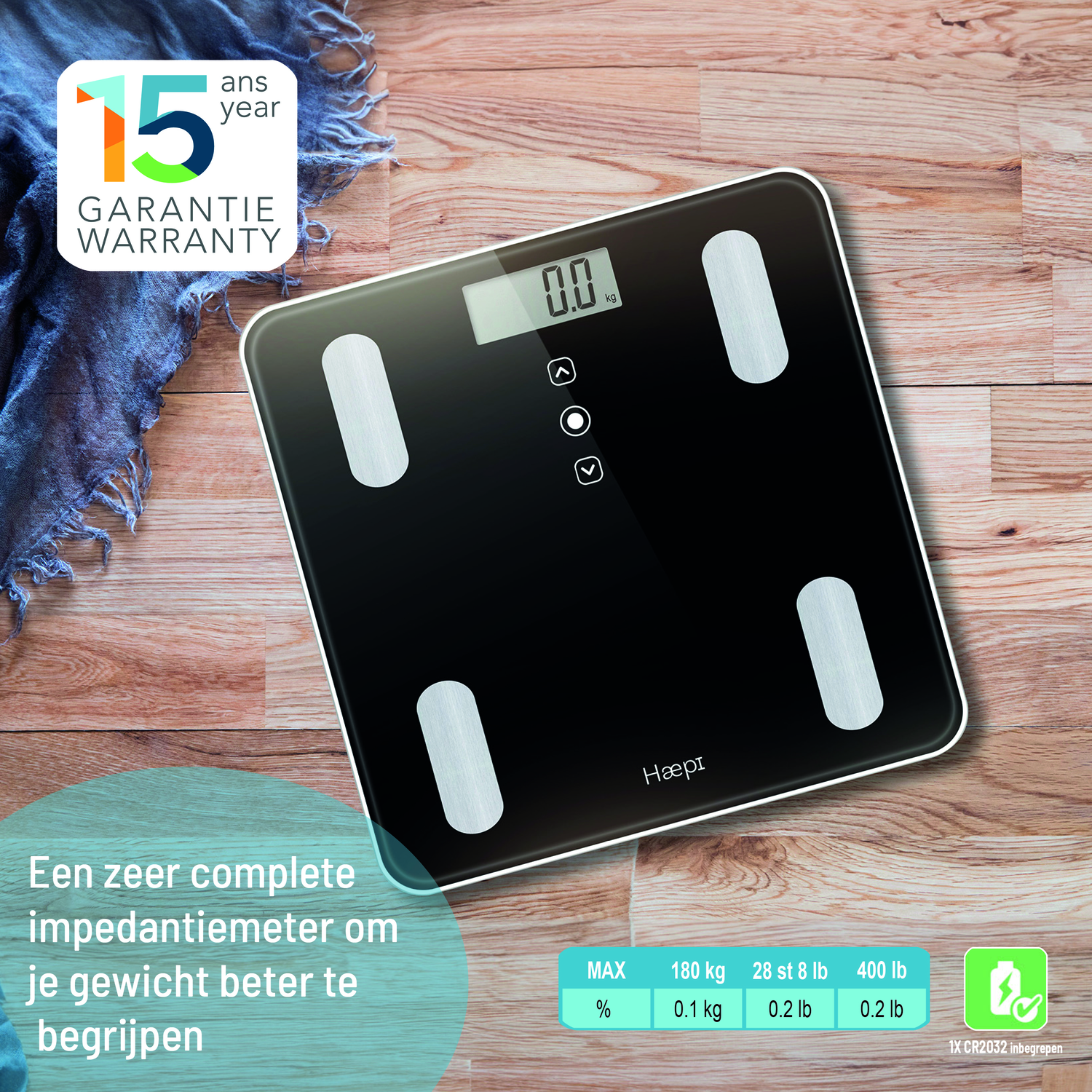 Een zwarte weegschaal op een houten oppervlak. De weegschaal toont 0,0 kg. Het merk 'Hæpi' is zichtbaar.