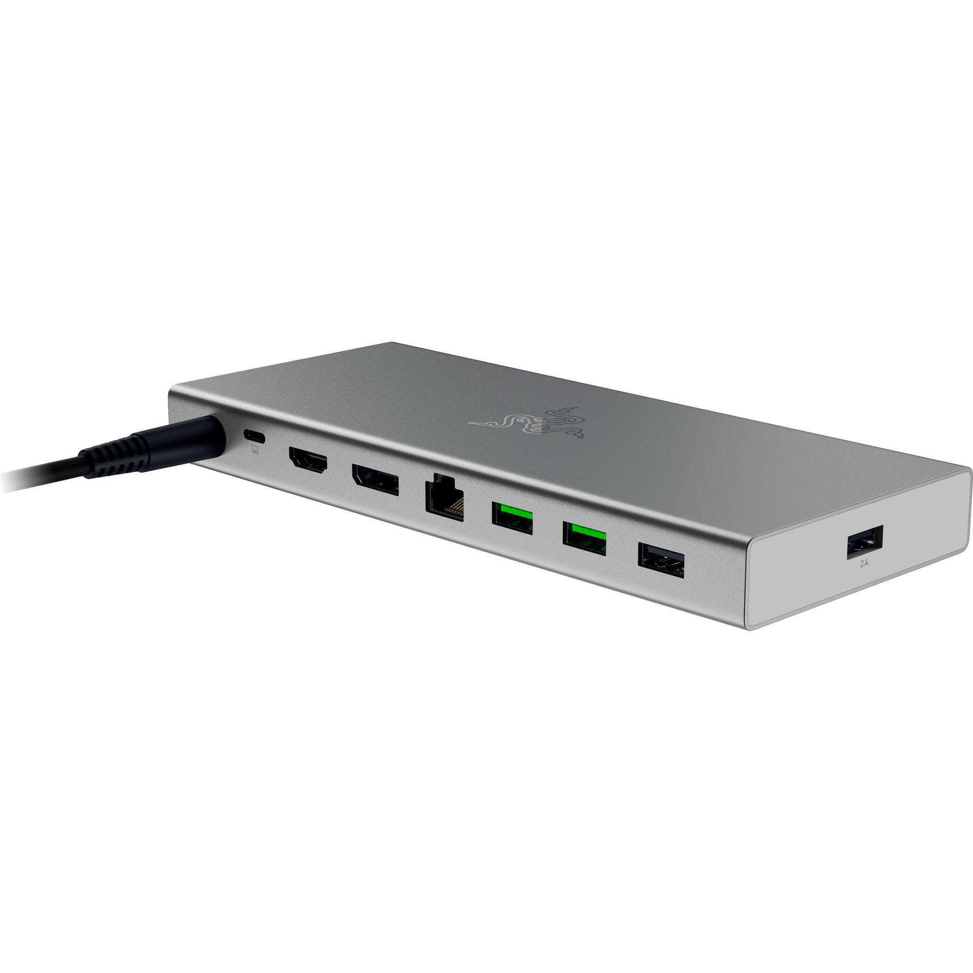 Silberne Razer-Dockingstation mit mehreren Anschlüssen und einem Razer-Logo. Schwarzes Kabel ist an der Rückseite angeschlossen.
