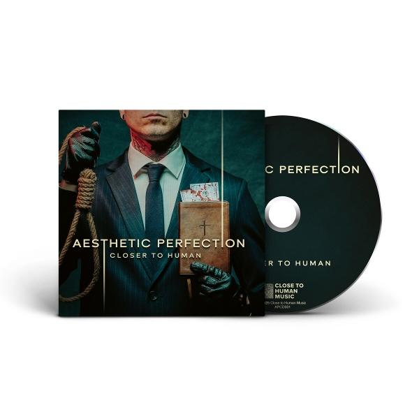 Ein Mann im Anzug hält ein Buch und eine Schlinge. Daneben eine CD.