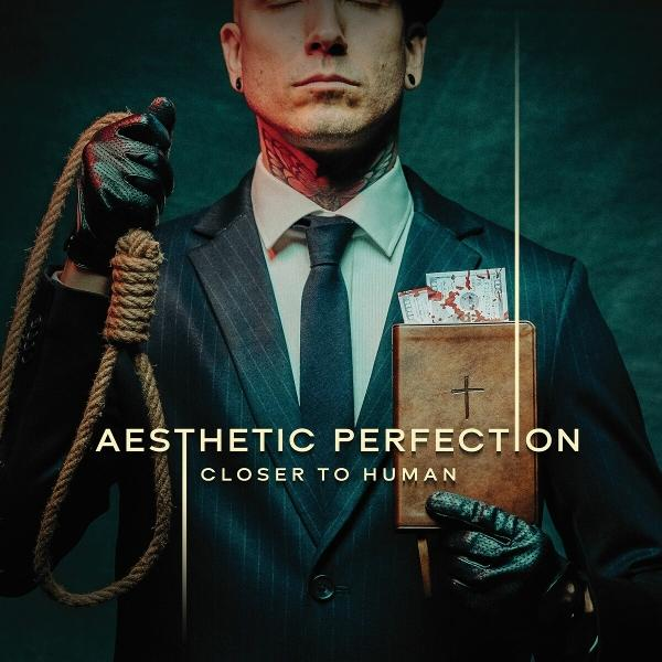 Mann im Anzug hält eine Schlinge und eine Bibel mit blutbeflecktem Geld. Tätowierter Hals. Albumcover 'Aesthetic Perfection'.