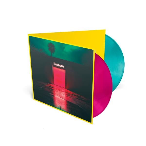 CD-Hülle und Vinyl. Das Cover hat eine dunkle Szene mit einer beleuchteten roten Tür. Vinyl ist pink und türkis.