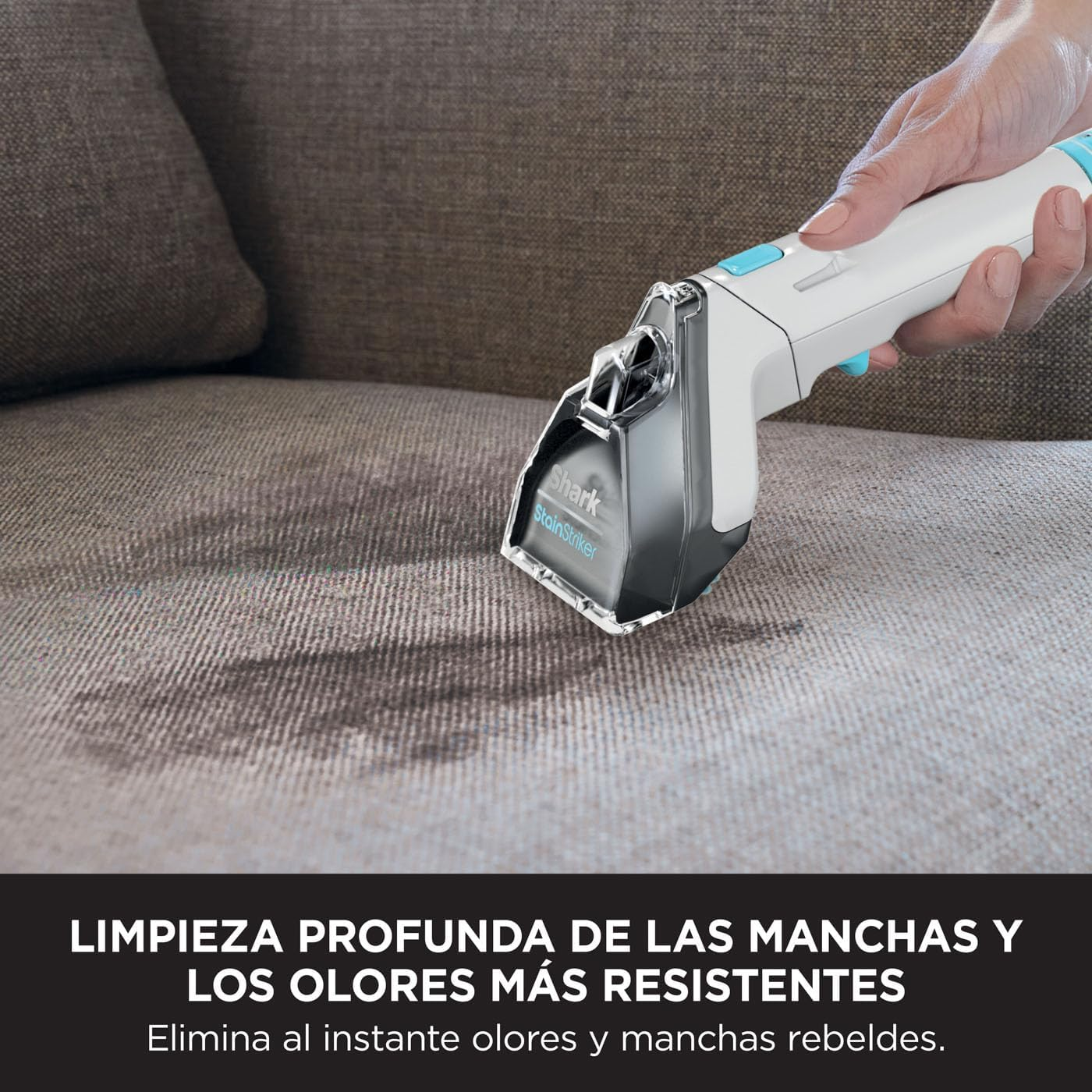 Una mano sostiene un Shark StainStriker sobre un sofá manchado. El texto inferior dice: 'Limpieza profunda de manchas y olores'.