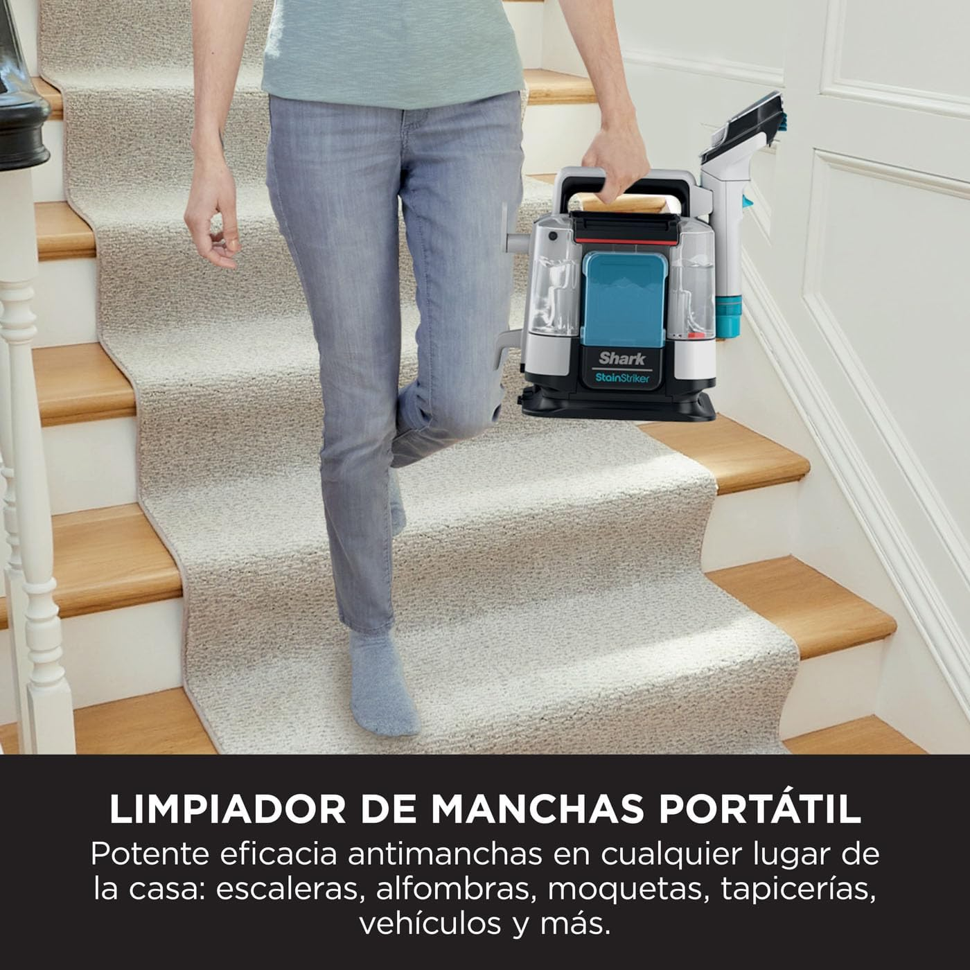 Persona que lleva un limpiador portátil Shark StainStriker por escaleras alfombradas.