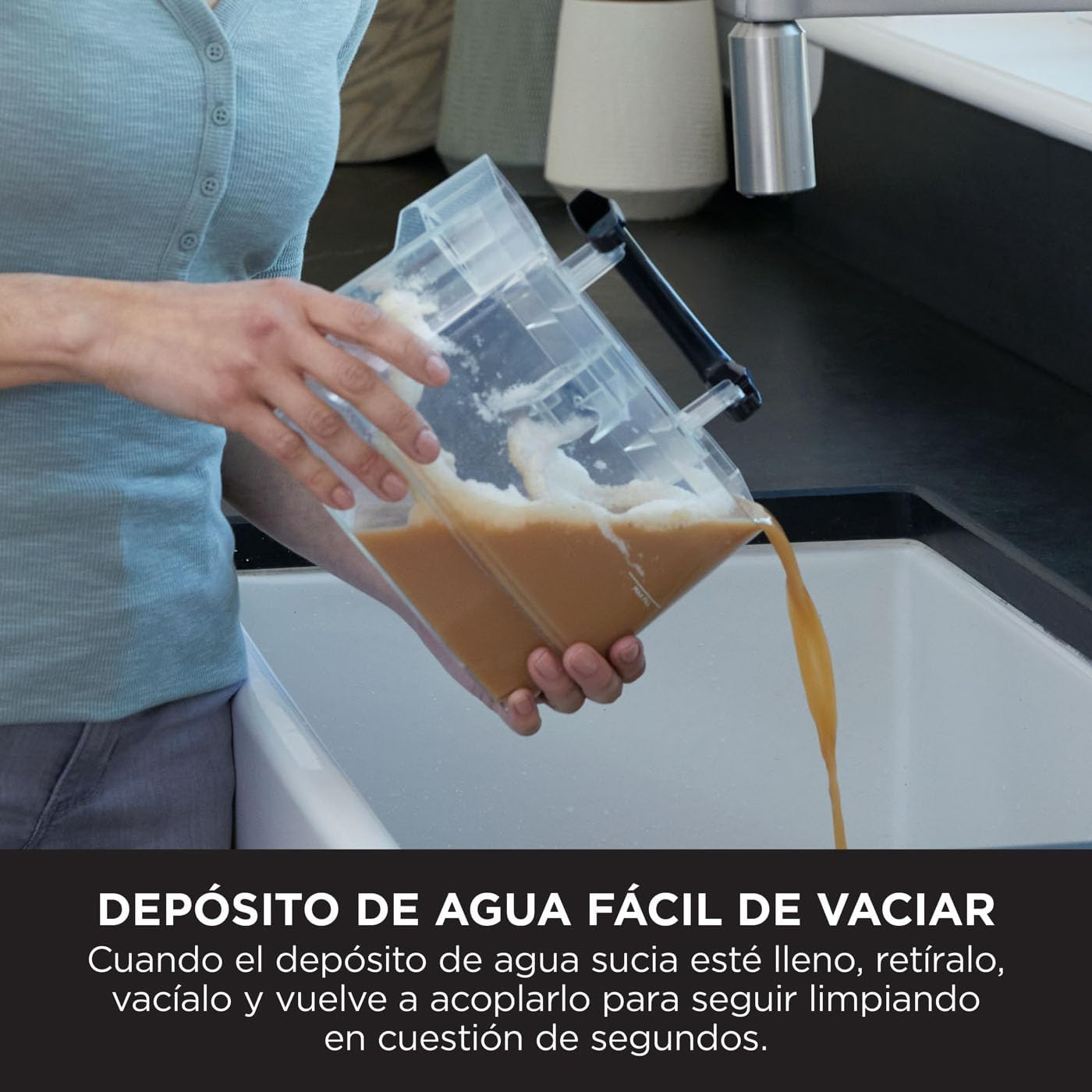 Mujer vertiendo líquido de licuadora a fregadero blanco, con texto sobre limpieza.