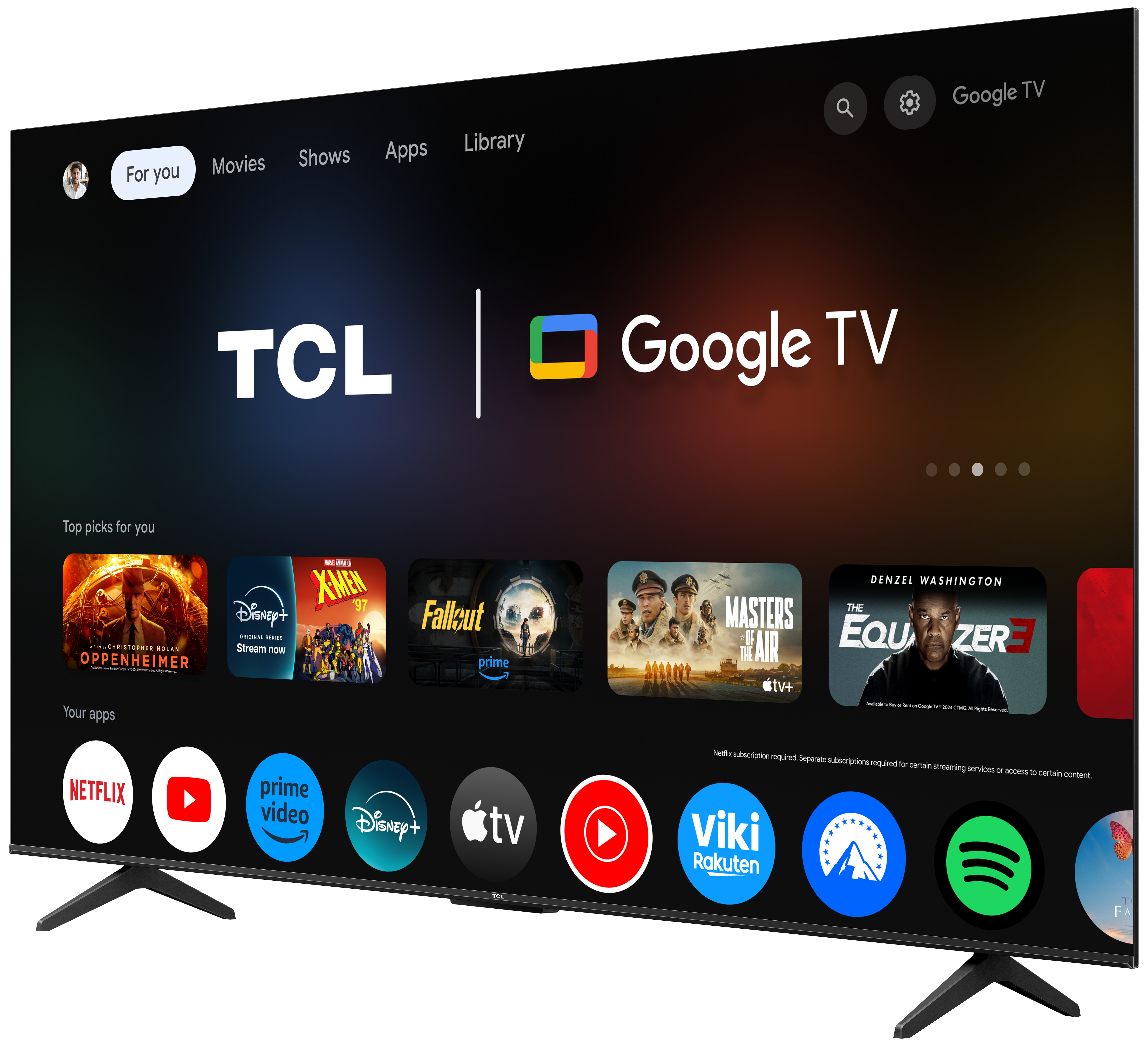 TCL Google TV pod kątem, pokazujący ekran główny. Filmy, programy, aplikacje i pasek wyszukiwania są widoczne. Czarna ramka.