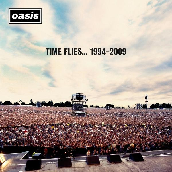 Pochette d'album Oasis. Une foule dans un champ. Ciel et texte : TIME FLIES... 1994-2009.