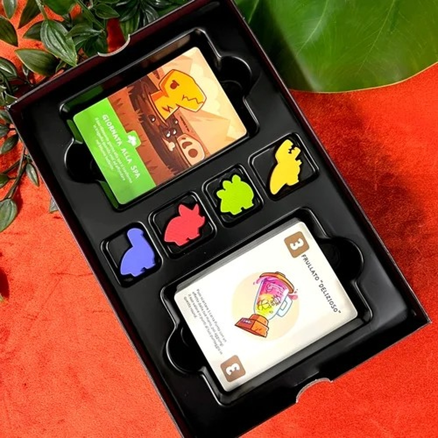 Pedine e carte di gioco. Sono visibili carte e pedine di dinosauri.