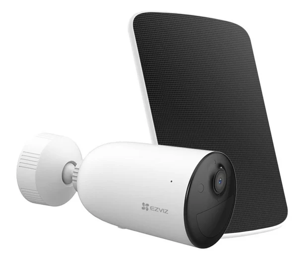 Biała kamera EZVIZ z czarnym panelem słonecznym, białe tło.