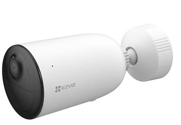 Biała kamera EZVIZ, czarny obiektyw, białe tło.