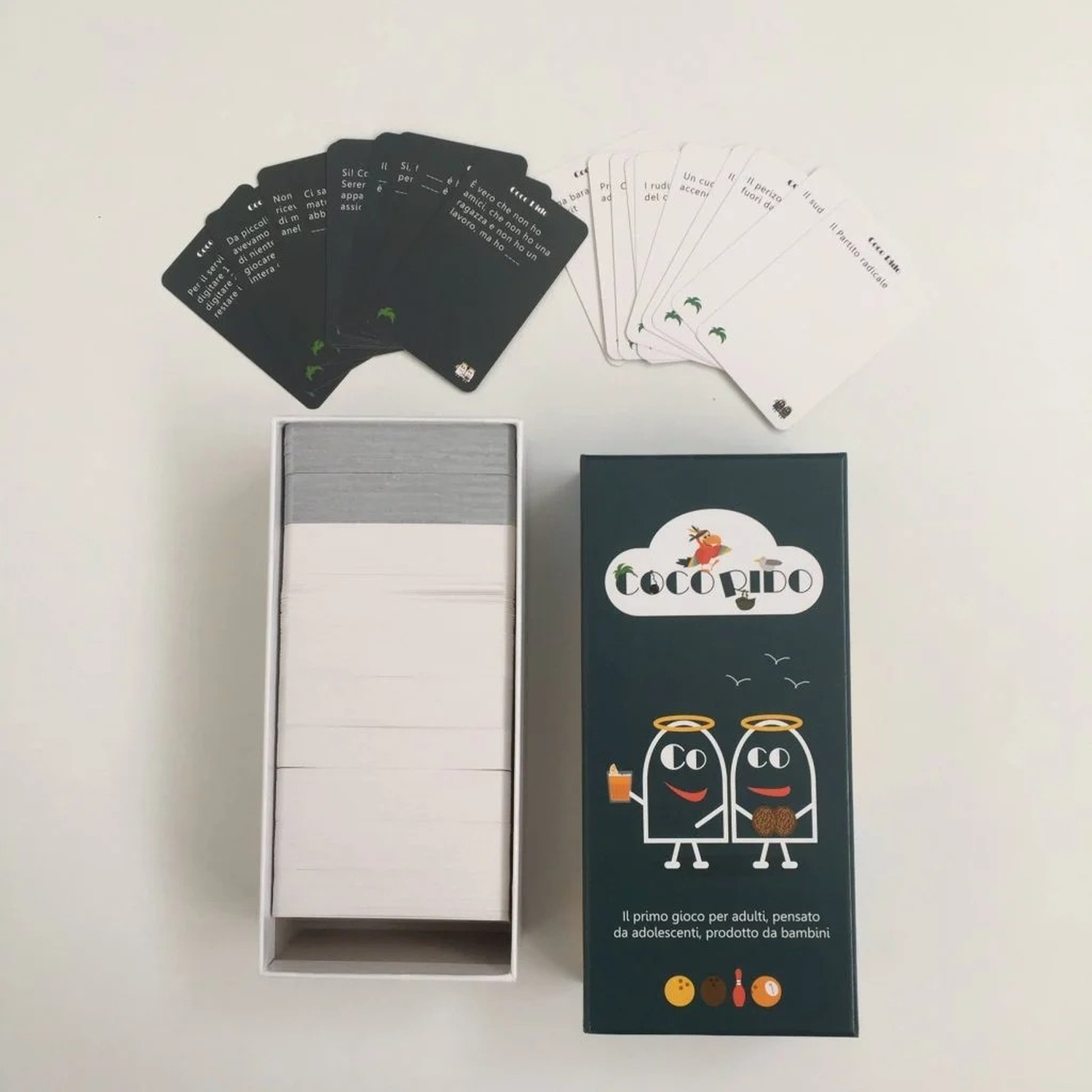 Scatola del gioco con carte, con una mano che tiene le carte nell'angolo in alto a sinistra.
