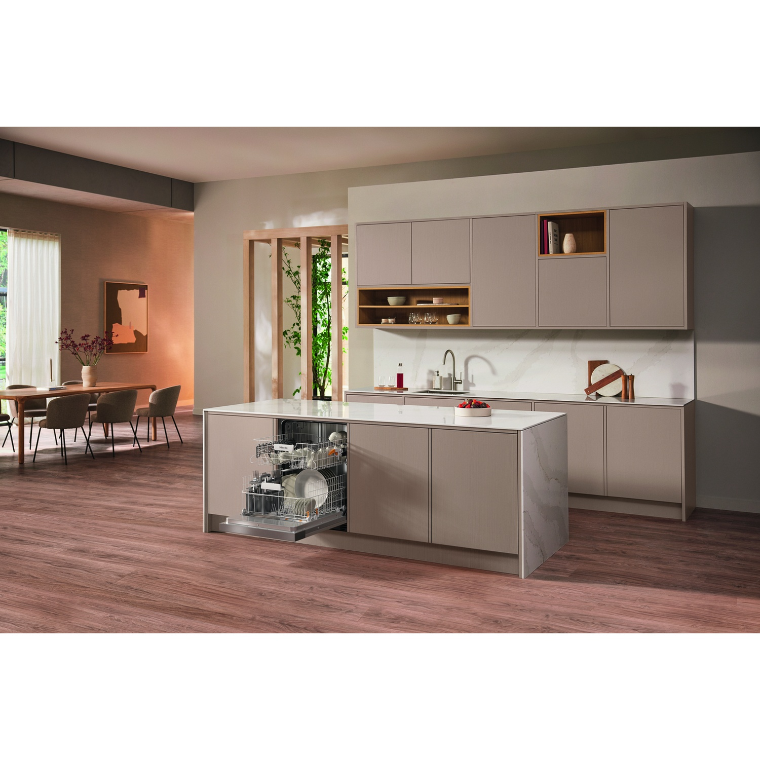 Cucina moderna con lavastoviglie aperta su un'isola.