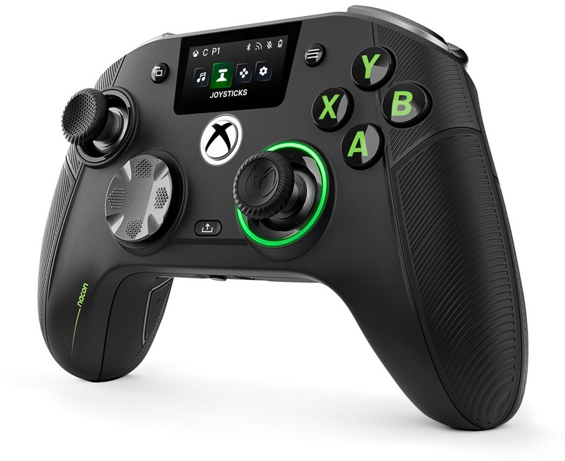 Fekete játékvezérlő zöld díszítéssel és Xbox logóval. Gombok és joystick jelen. Fehér háttér.
