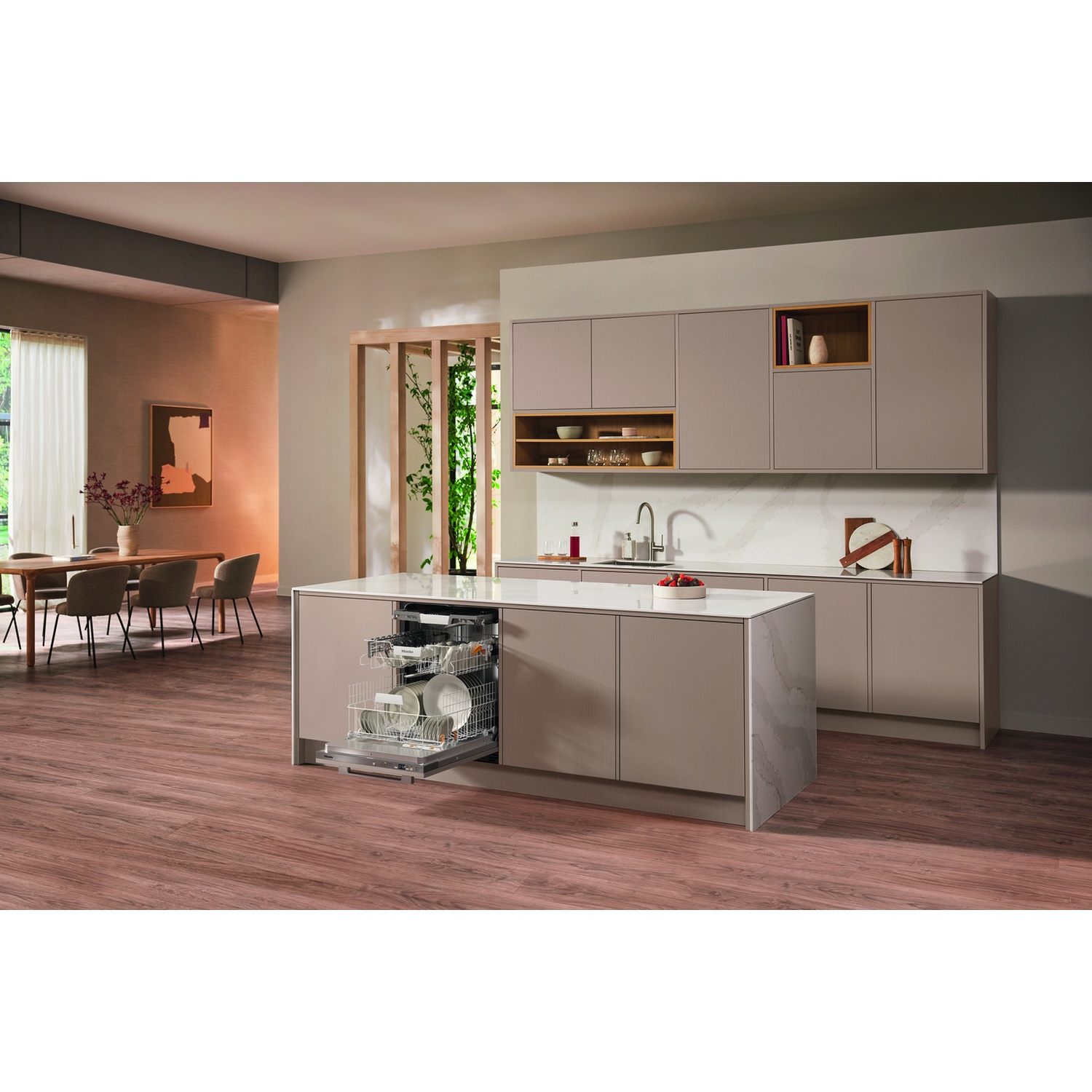 Cucina moderna con isola e lavastoviglie. La lavastoviglie è aperta, mostra i cestelli interni.