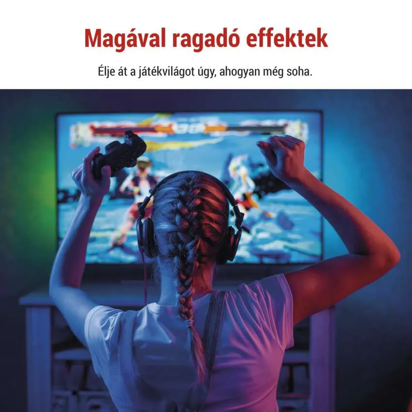 Szöszi lány videojátékot játszik, fejhallgató, joystick, TV képernyő.