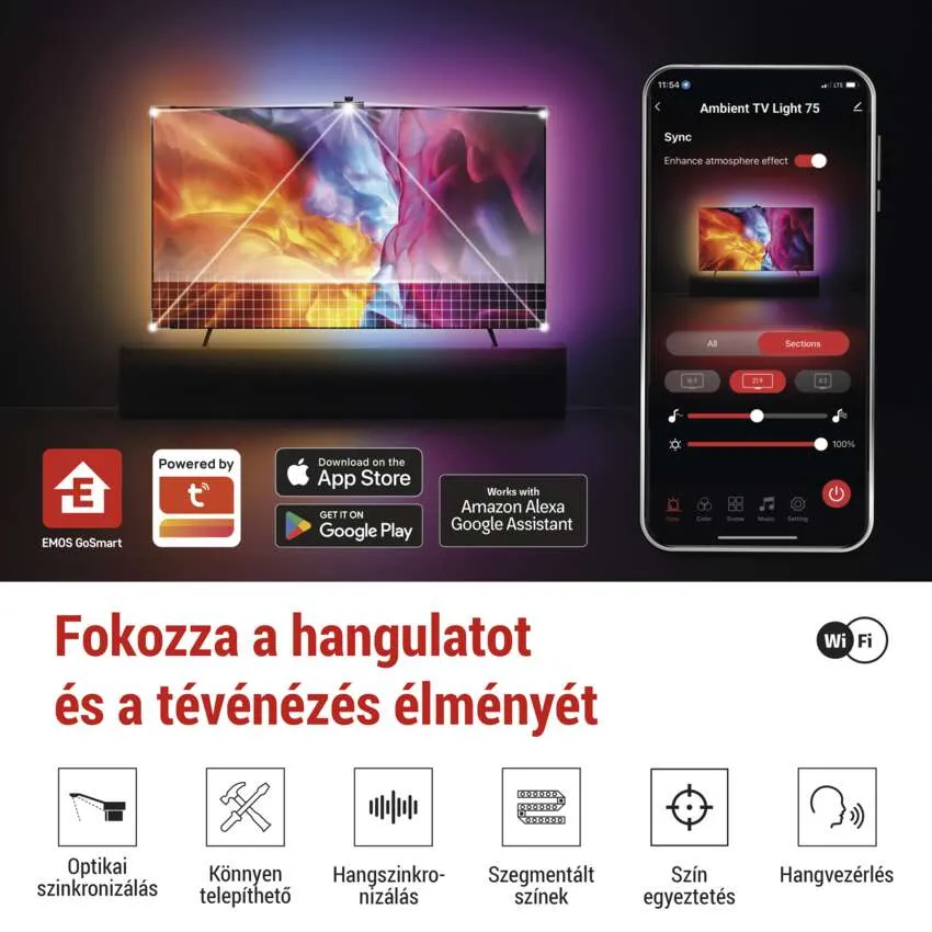 Férfi telefonnal beszél a TV vezérléséhez. A telefon az alkalmazás felületét mutatja. Alexa és Google Assistant logók.