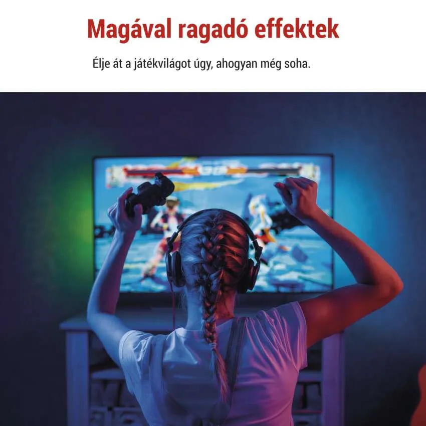 Fejhallgatós nő, színes fényekkel játszik a tévén.