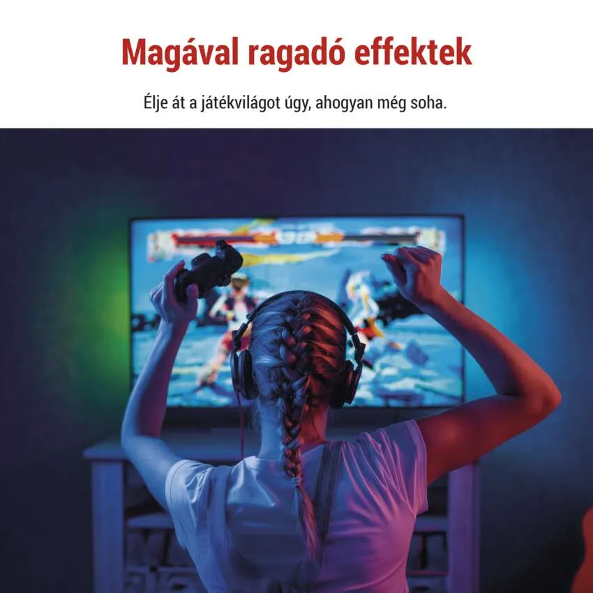 Személy fejhallgatóval játszik, TV-n színes játékgrafika.