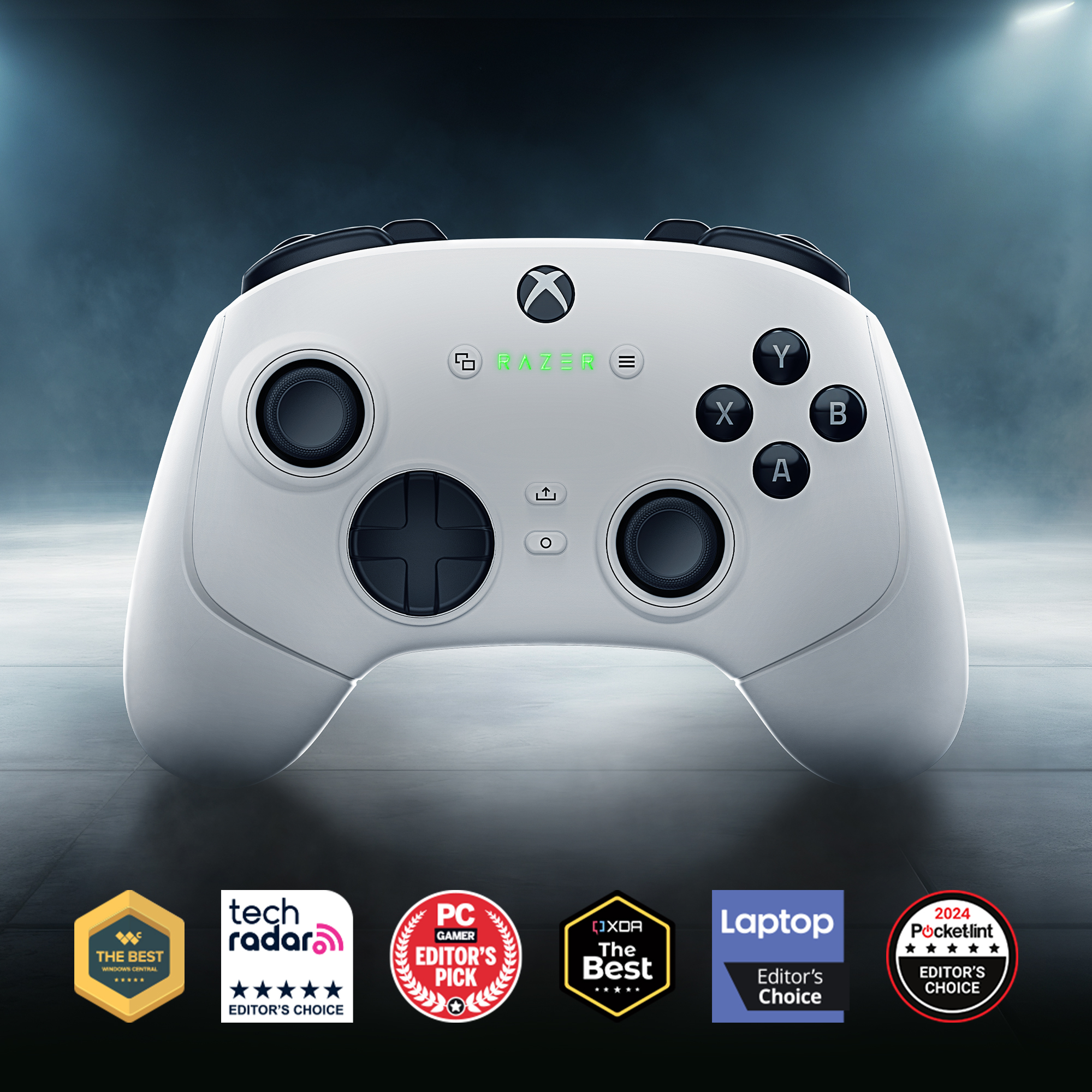 Ein weißer Xbox-Controller mit einem Razer-Logo, umgeben von Logos und Auszeichnungen der Redaktion.