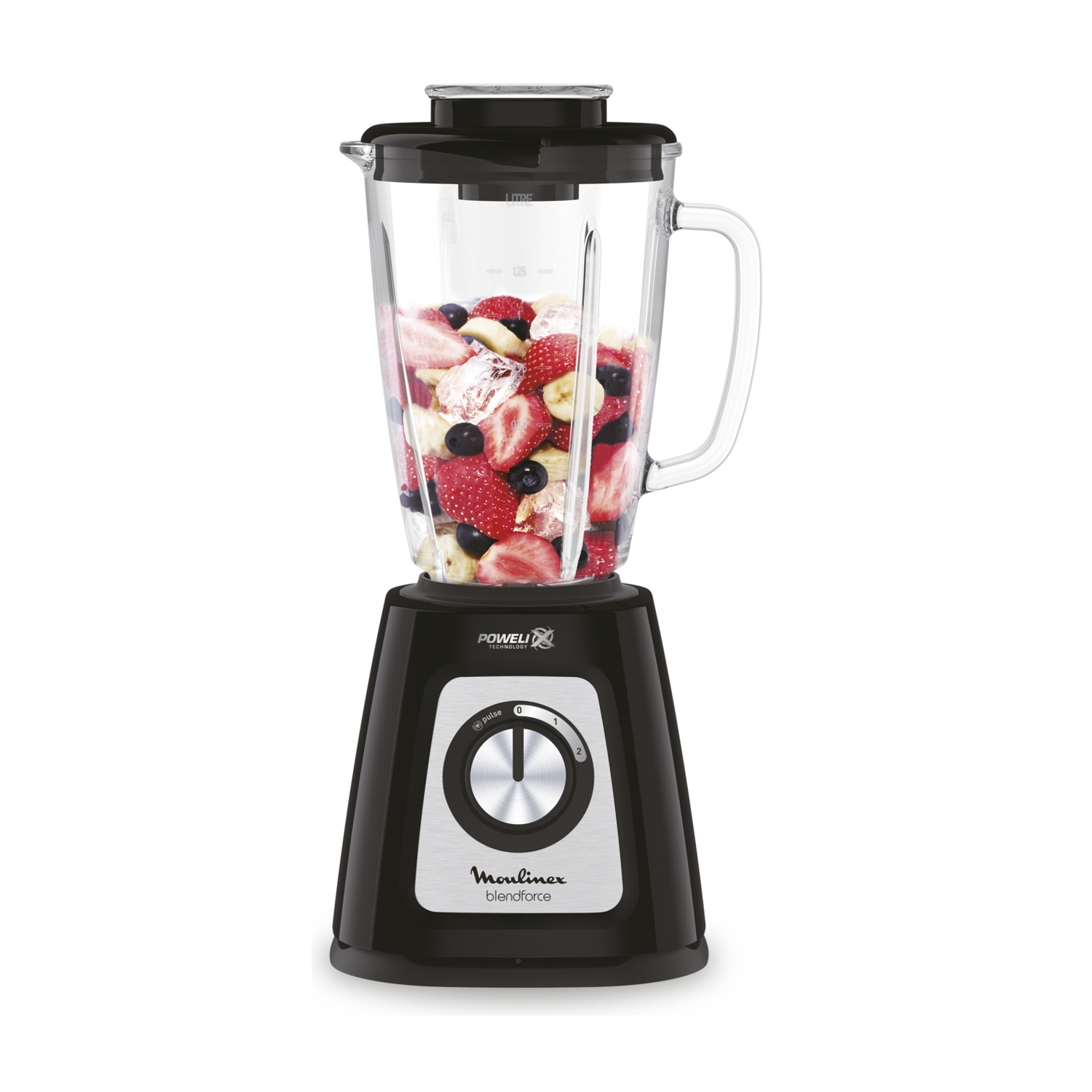 Frullatore con frutta all'interno. Fragole, mirtilli e fette di banana riempiono il boccale di vetro.