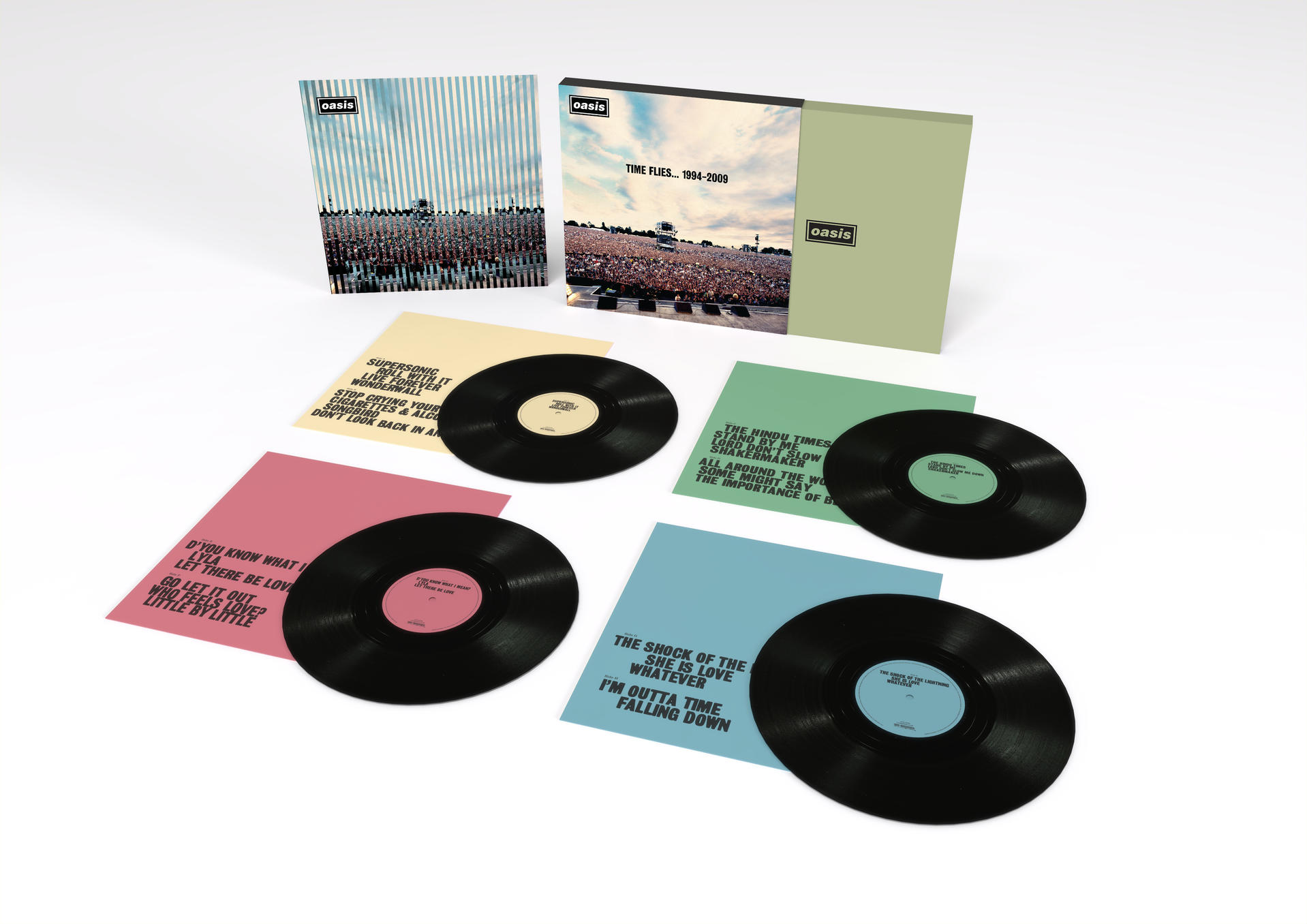 Oasis-Albumcover. Schallplatten, Album-Artwork und eine Box. Menschenmenge im Hintergrund.