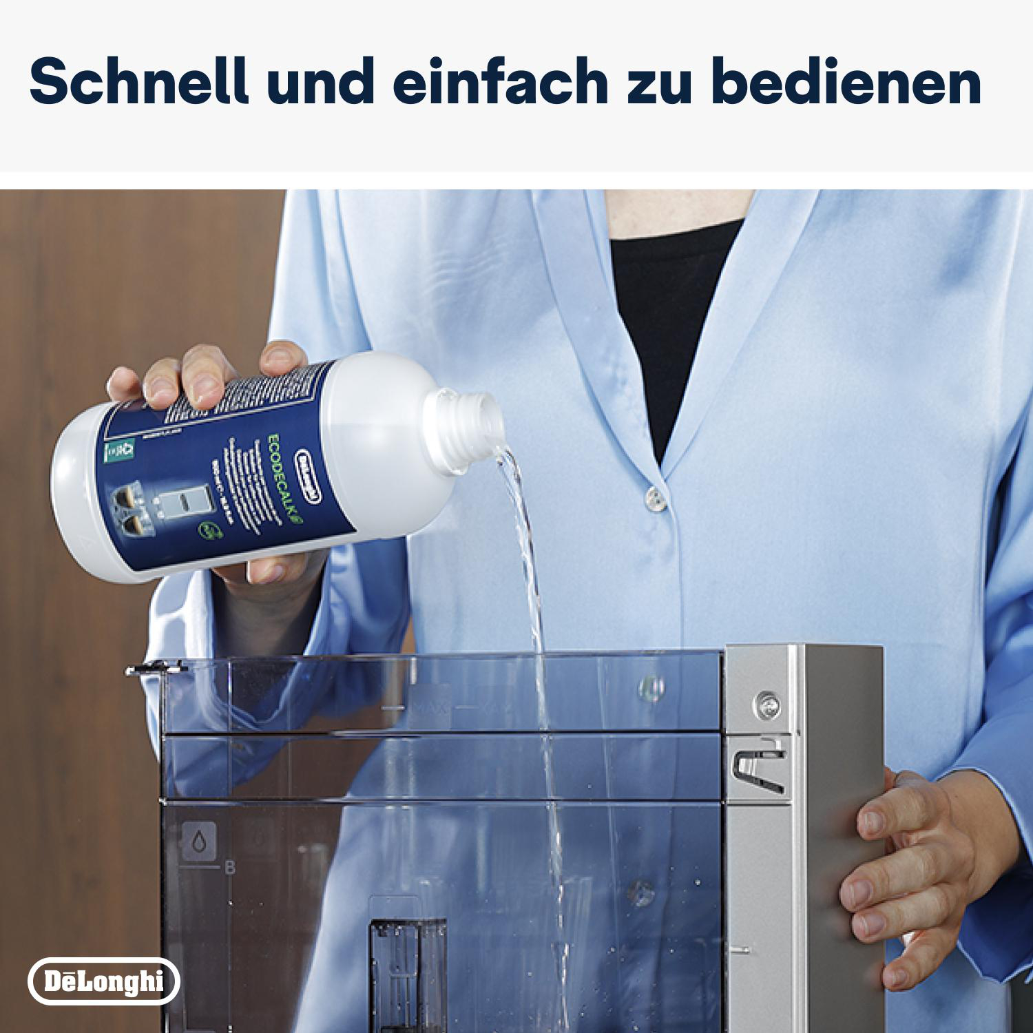 Person gießt Entkalker aus einer Flasche in den Wassertank einer De'Longhi Kaffeemaschine.