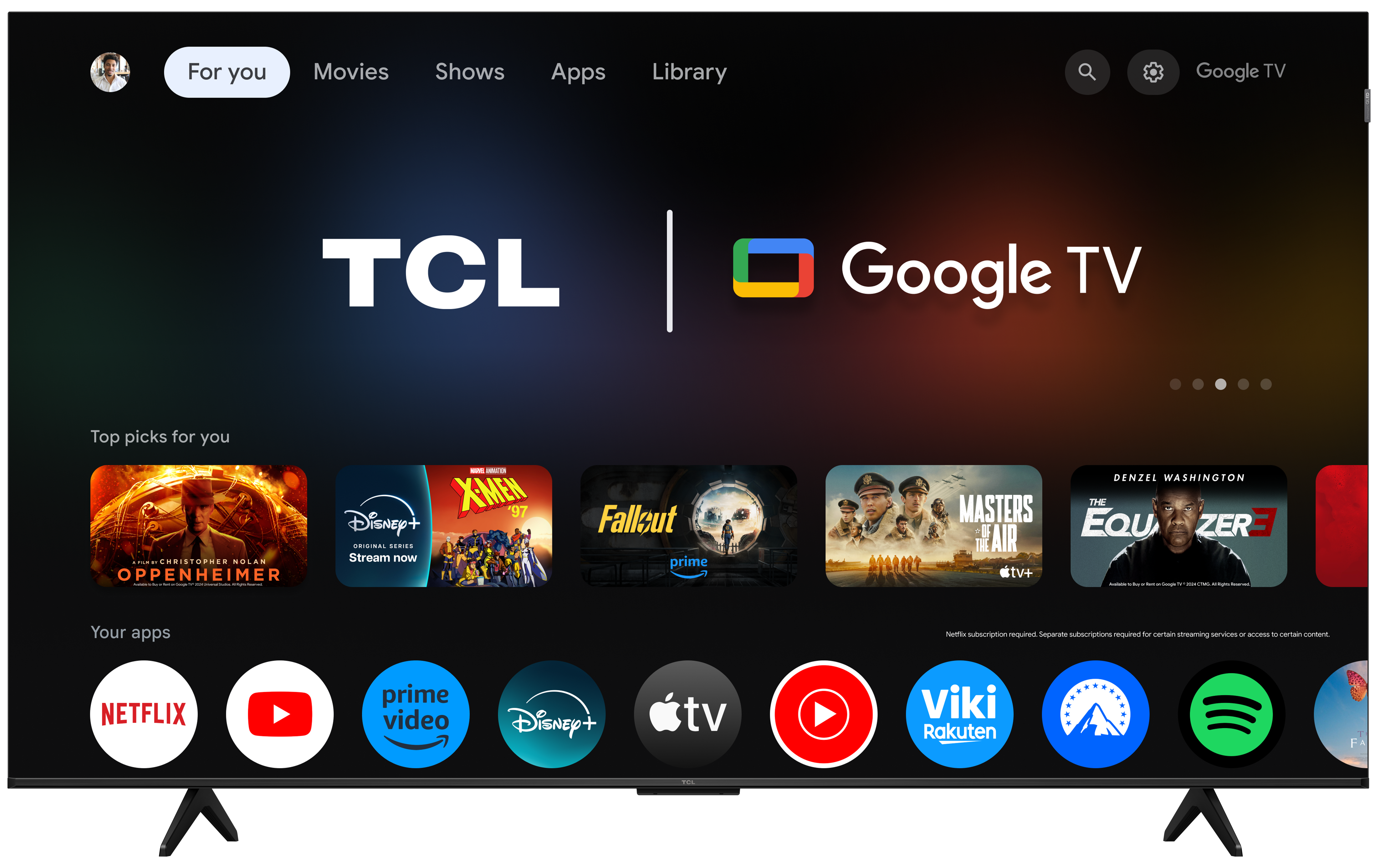 Przechylony telewizor Smart TV z interfejsem Google TV, z różnymi ikonami aplikacji na ekranie.
