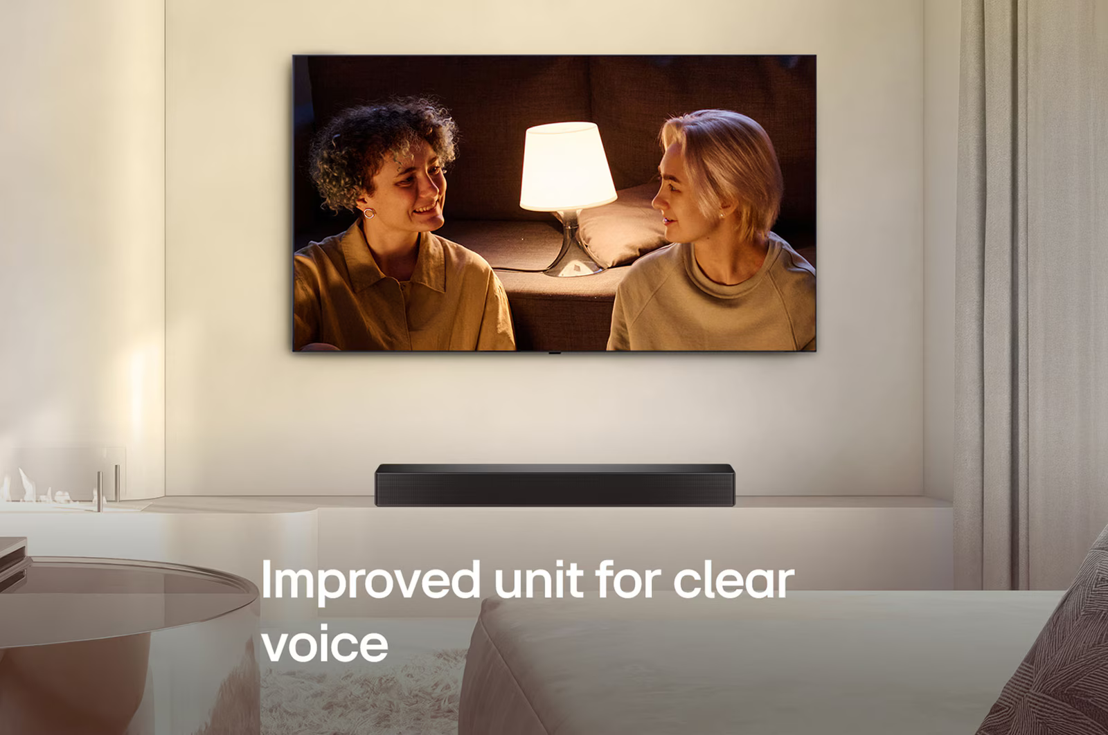 TV képernyő embereket mutat, soundbarral. Szöveg a tiszta hangról.
