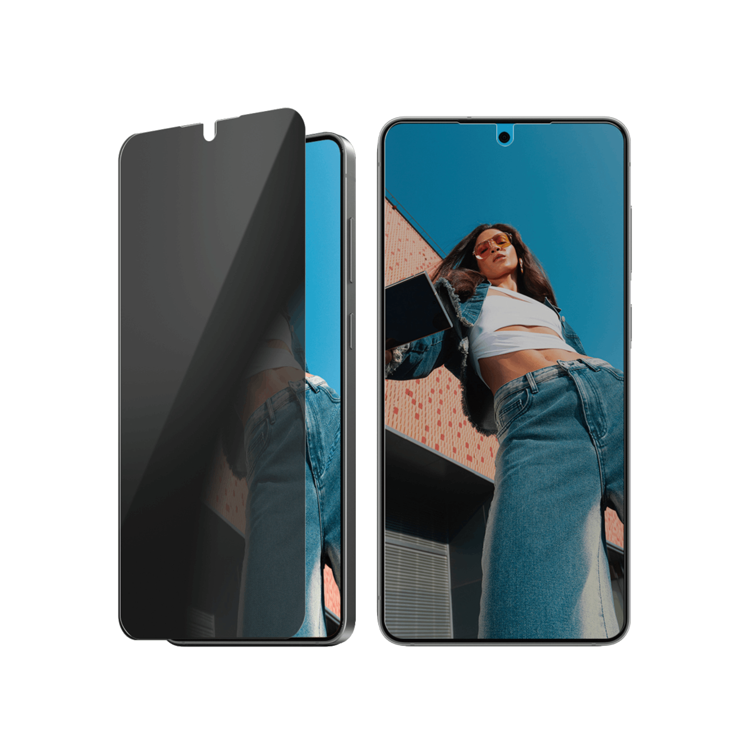 Een telefoon met een schermbeschermer. Een vrouw in een spijkerjasje staat op de achtergrond. Het scherm is zwart.