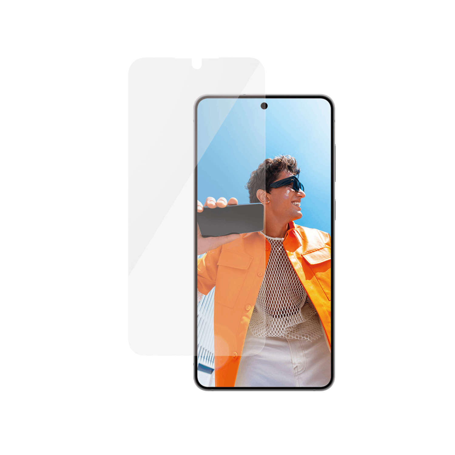 Un téléphone avec un protecteur d'écran. Un homme sourit en arrière-plan. Le ciel est bleu.