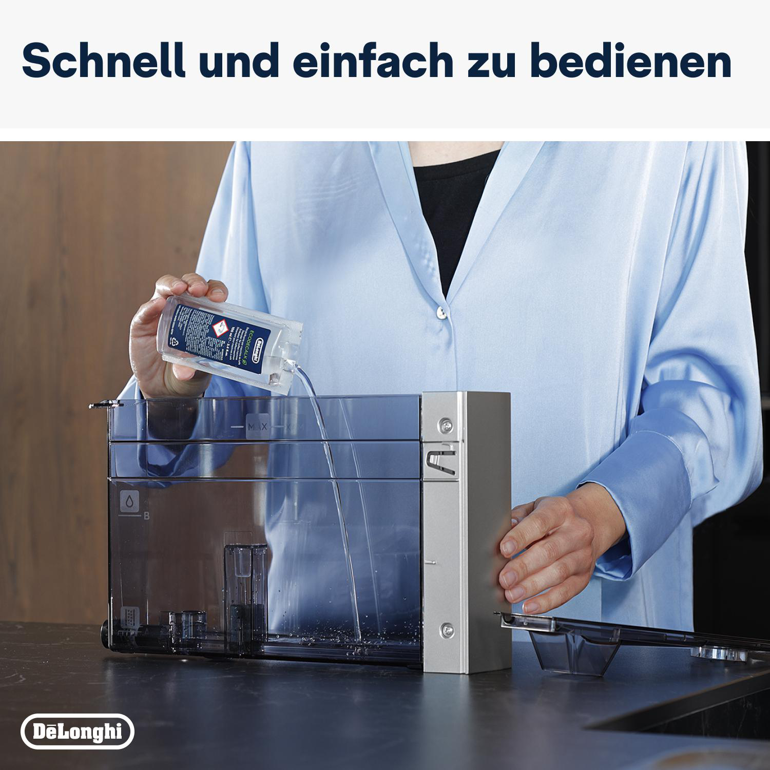 Eine Person gießt Entkalkungslösung in den Wassertank einer Kaffeemaschine.