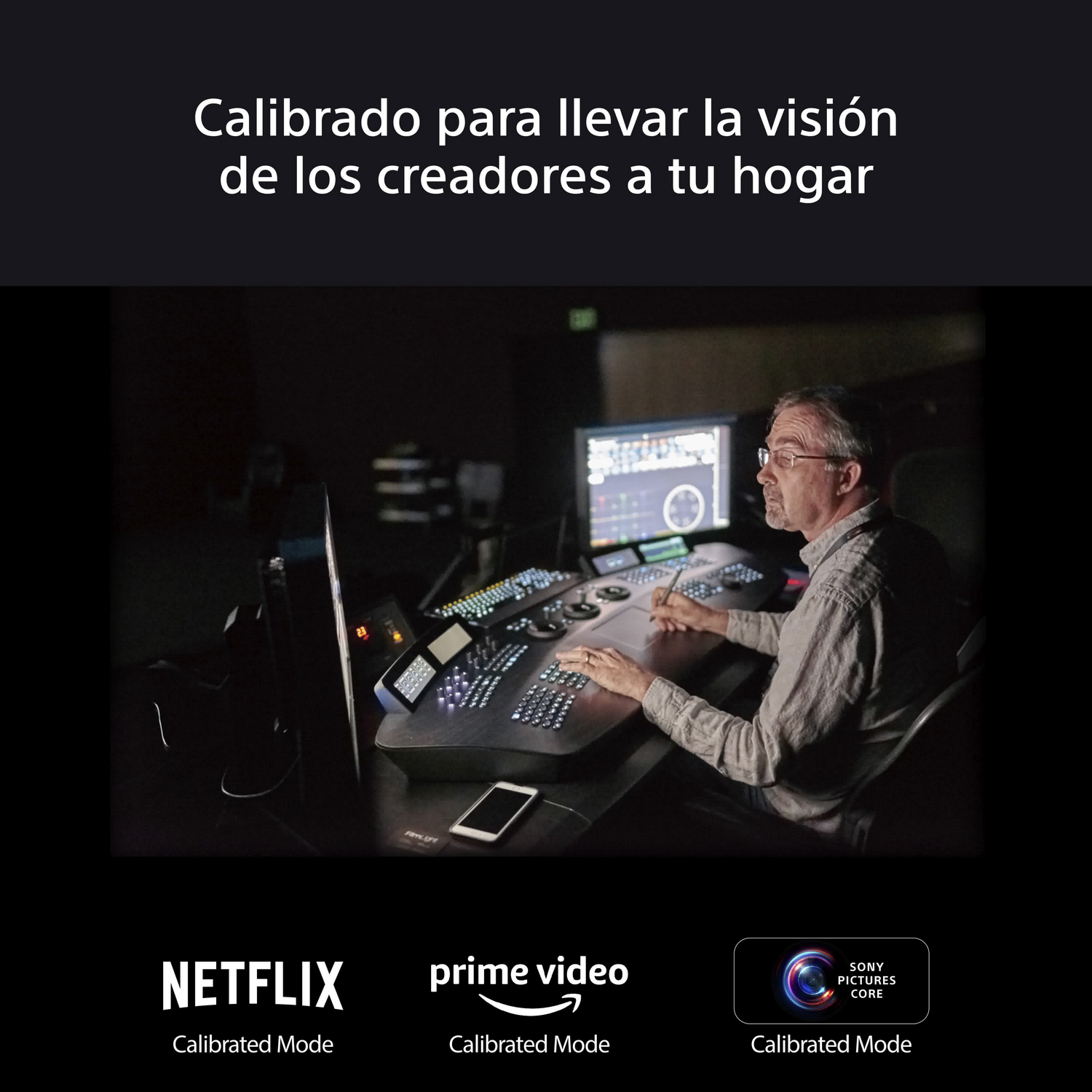 Una habitación oscura con un hombre editando en computadora, logotipos de Netflix, Prime Video y Sony.