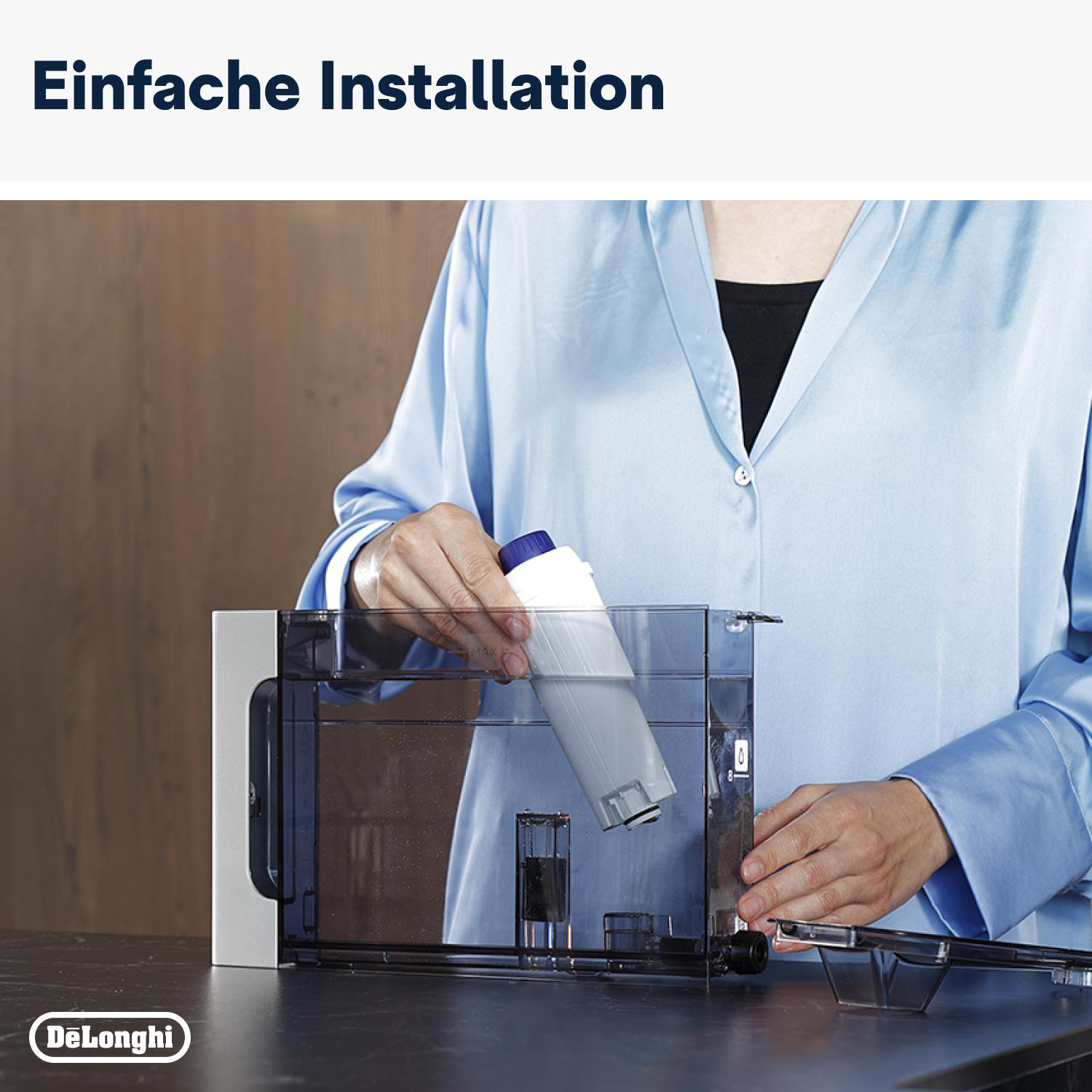Eine Person, die einen Wassertank mit einem Filter befüllt. Der Tank ist klar und hat einen blauen Filter.