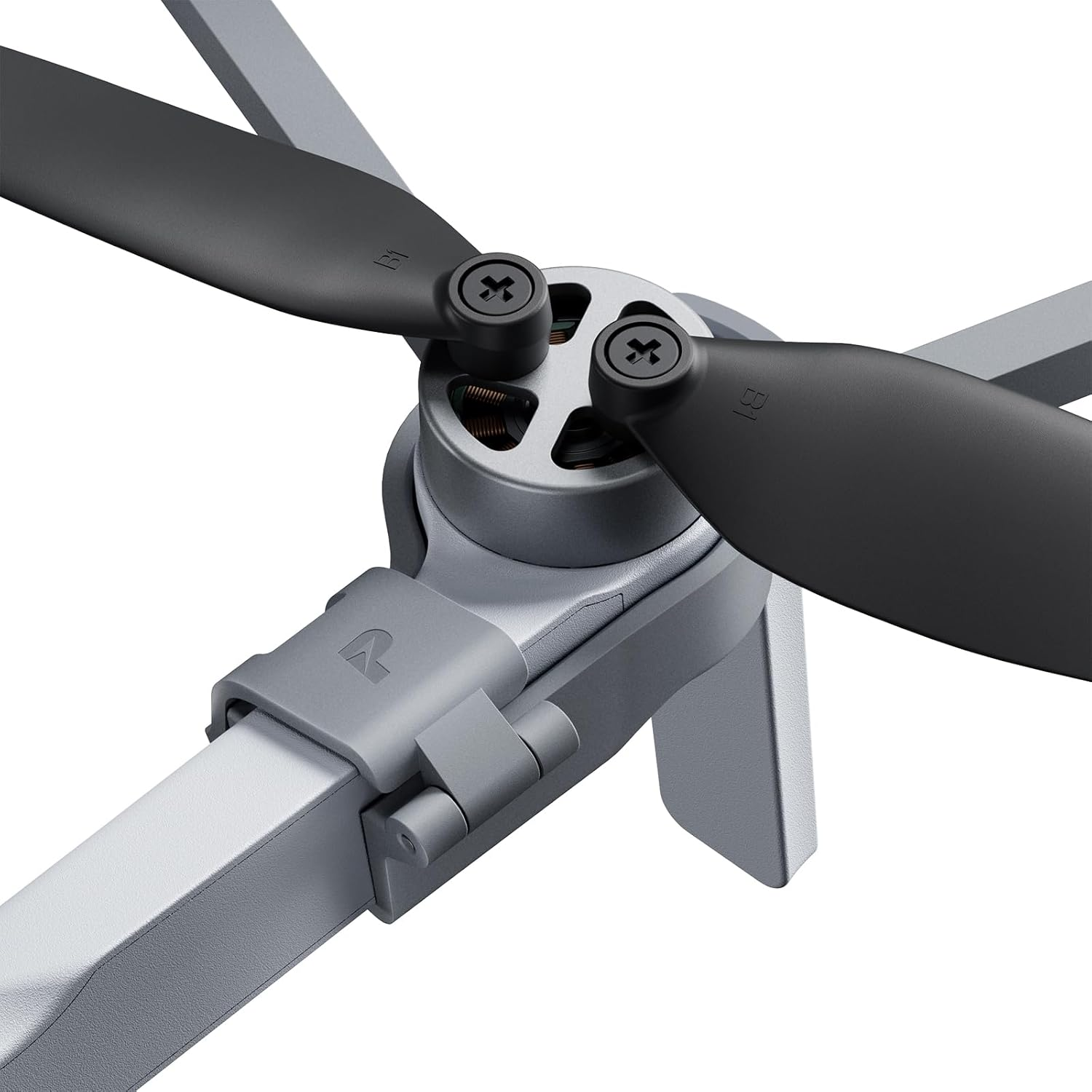 Close-up van een drone-motor met zwarte propellers, bevestigd aan een grijze arm.