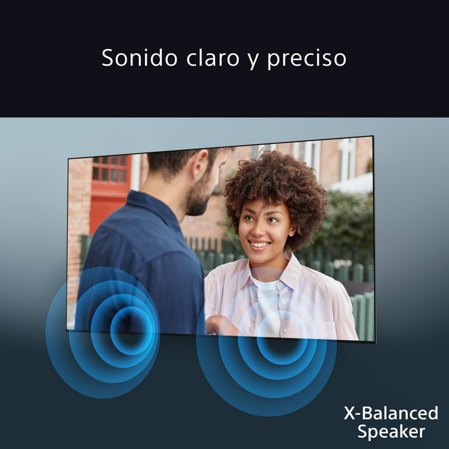 Imagen muestra a un hombre y una mujer sonriéndose frente a un televisor con ondas de sonido azules.